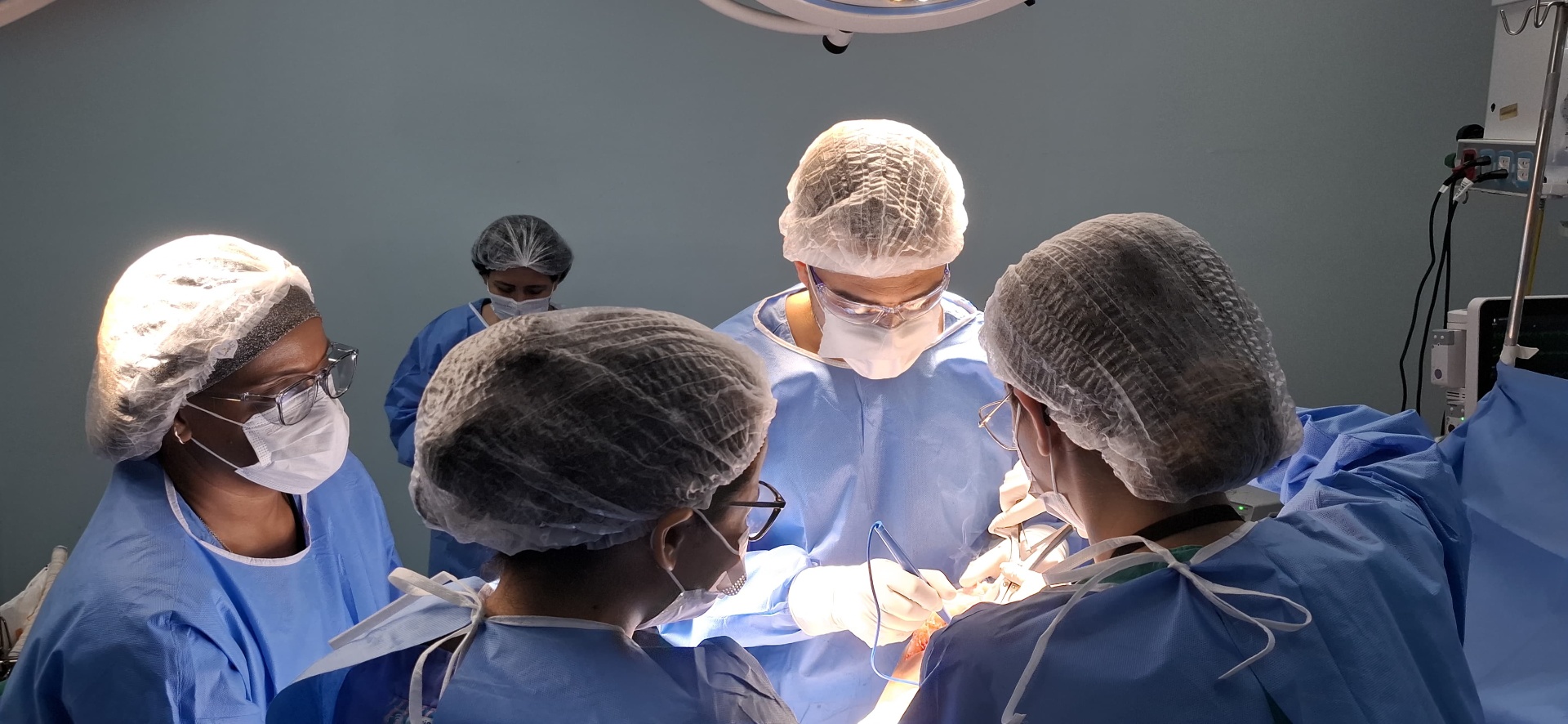 Dr. Pedro Henrique Prudente em cirurgia ortopédica de joelho com sua equipe